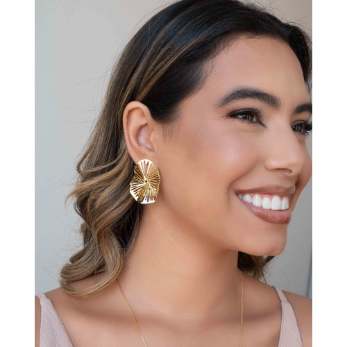 Brinco Flor Vazada Banhado a Ouro 18K