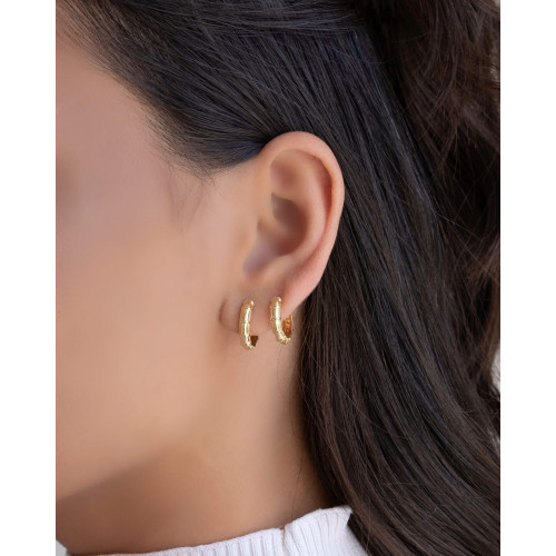 Brinco Argola Click Detalhada 1.4 cm Banhado a Ouro 18K