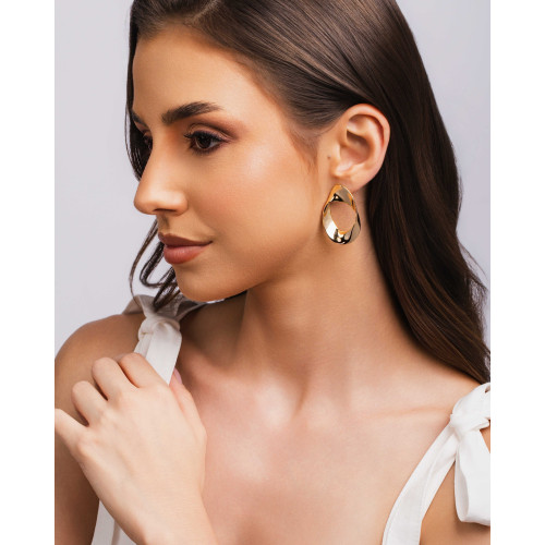 Brinco Oval Torcido Liso Banhado a Ouro 18K