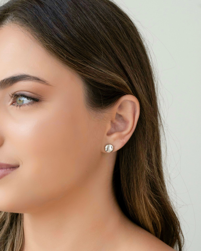 Brinco Redondo Achatado Liso 8 mm Ródio Branco