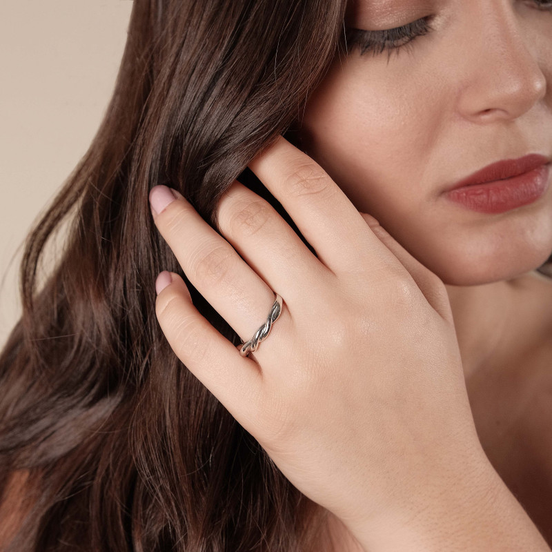 Anel Liso Torcido Tamanho 24 Ródio Branco