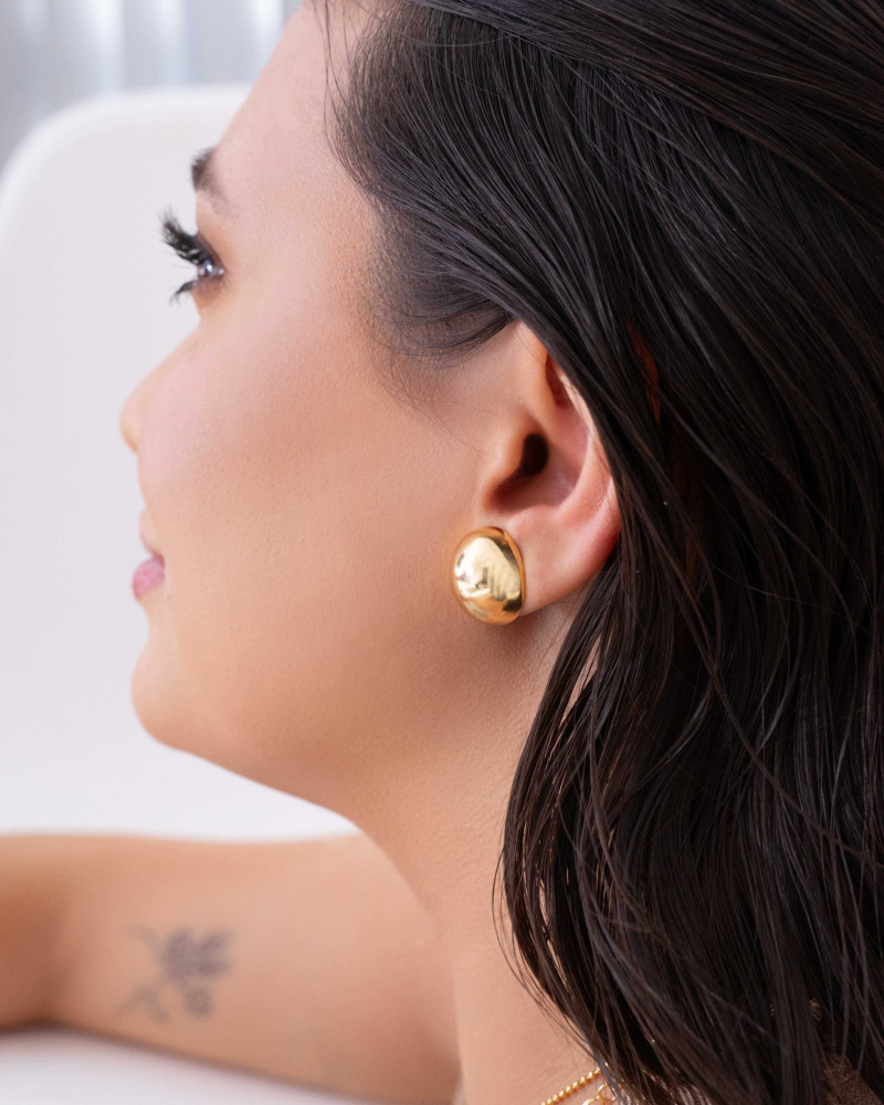 Brinco Meia Bola Lisa Tamanho M Banhado a Ouro 18K