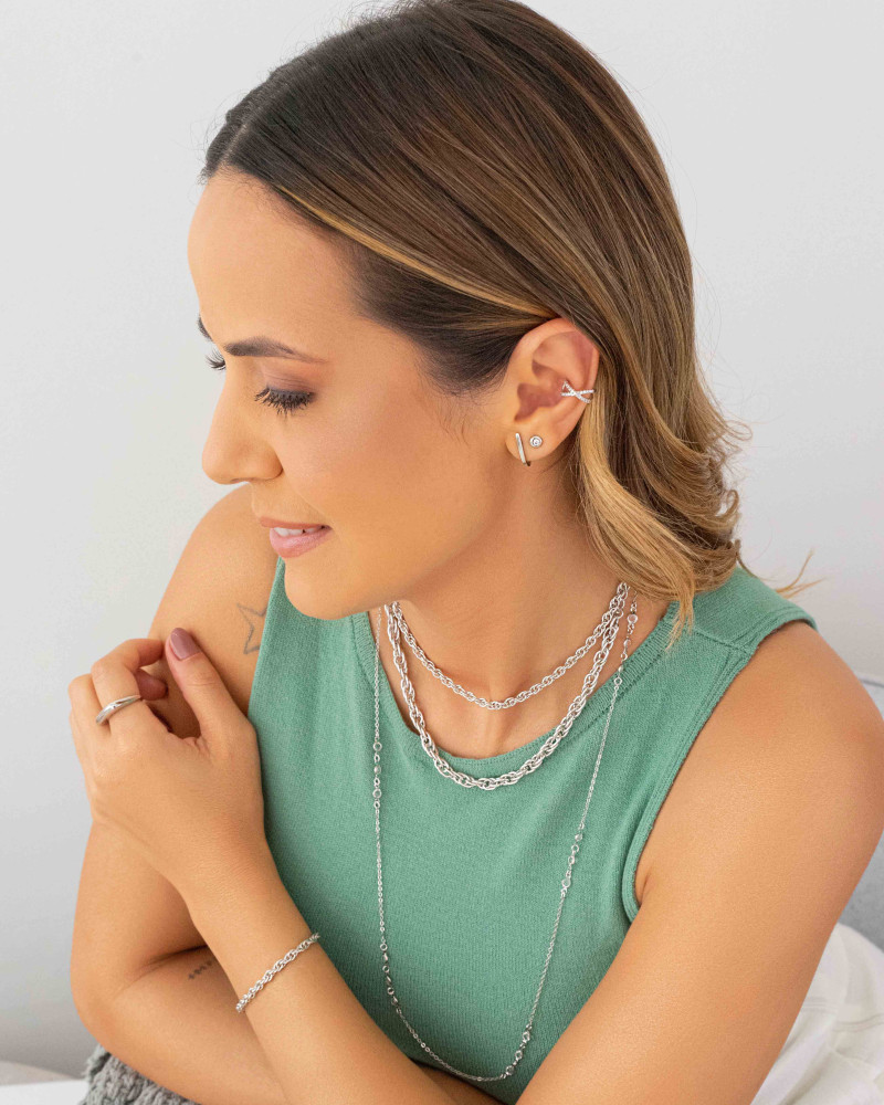 Brinco Meia Argola Oval Liso Ródio Branco