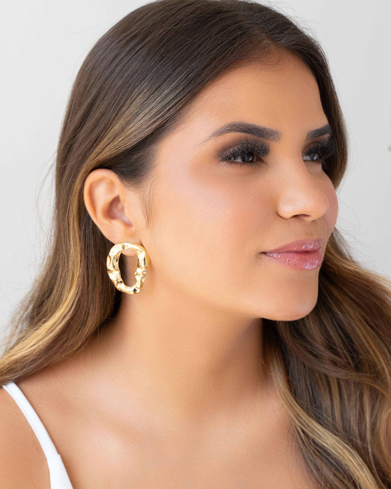 Brinco Orgânico Vazado Banhado a Ouro 18K