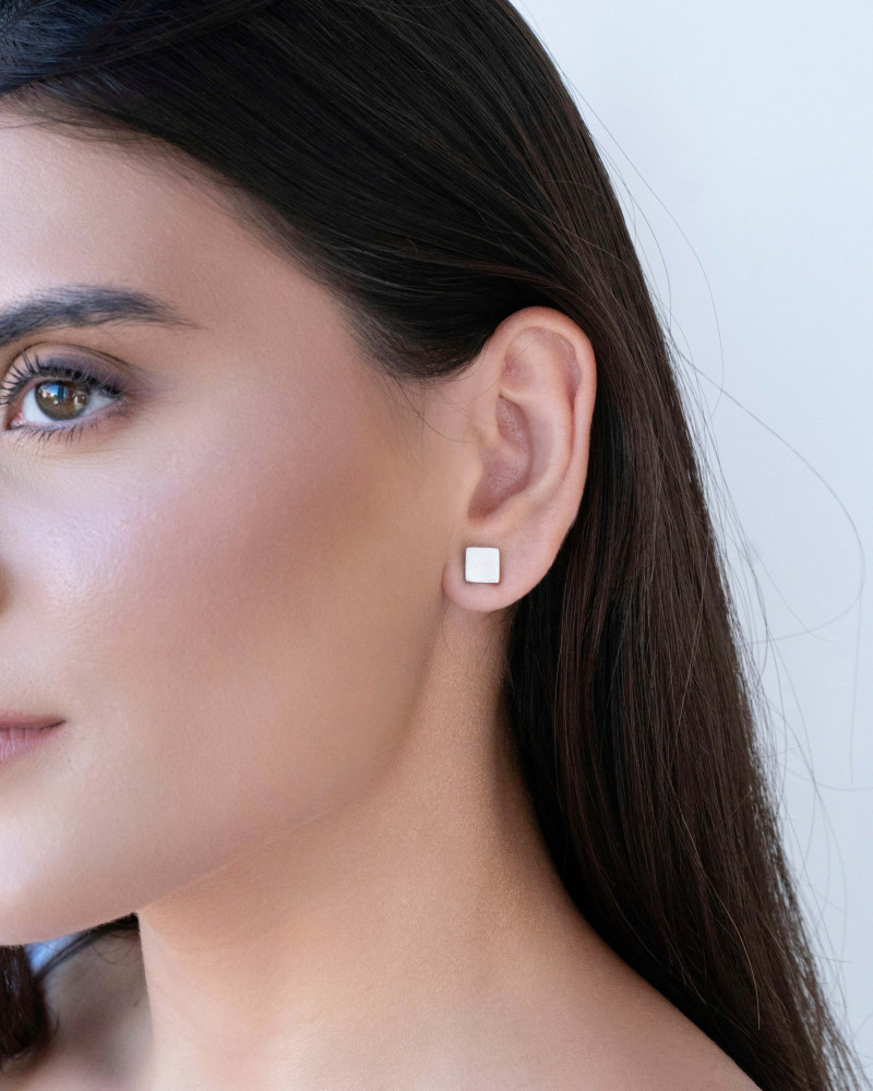 Brinco Quadrado Liso Ródio Branco