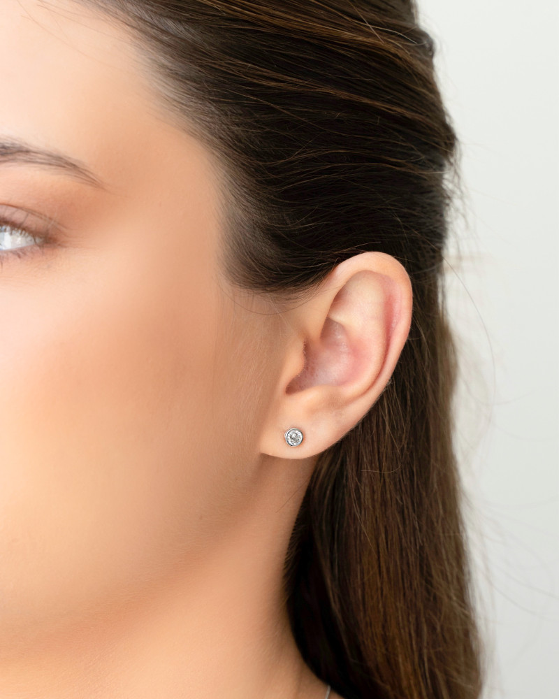 Brinco Ponto de Luz Cravação Inglesa Cristal 6 mm Ródio Branco