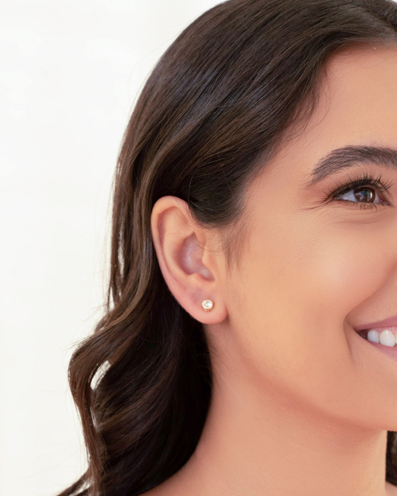 Brinco Ponto de Luz Cravação Inglesa 5 mm Banhado a Ouro 18K