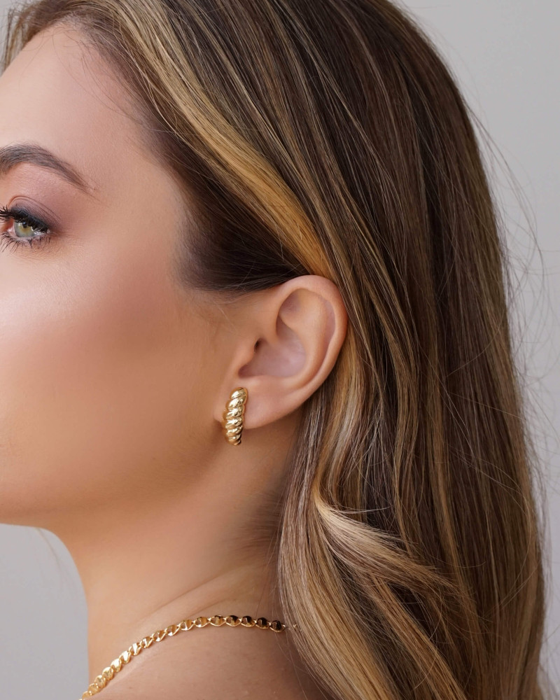 Ear Hook Torcido Liso Banhado a Ouro 18K