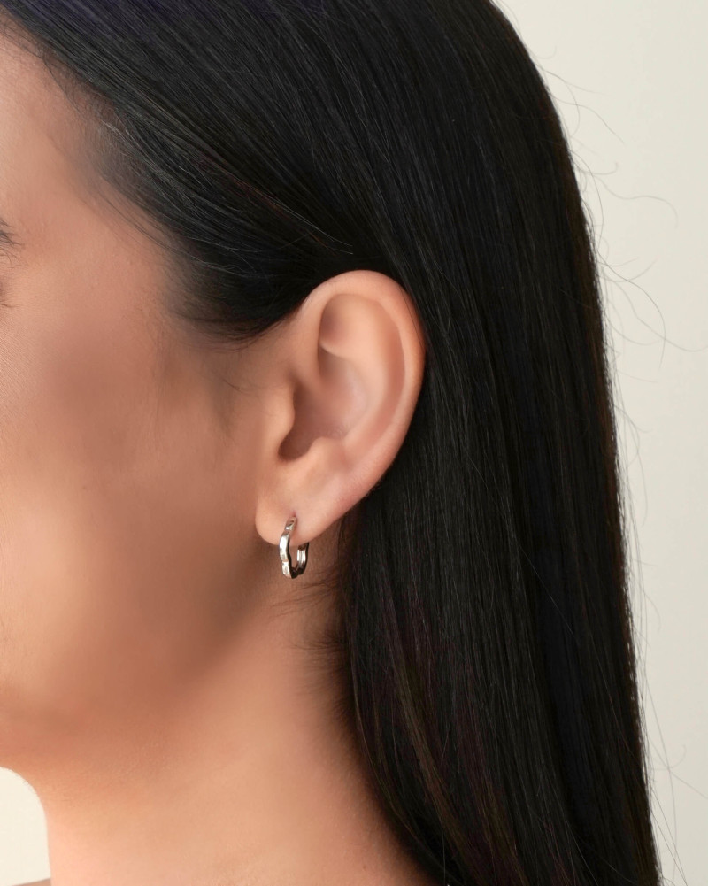 Brinco Argola Click Flor 1.4 cm Ródio Branco