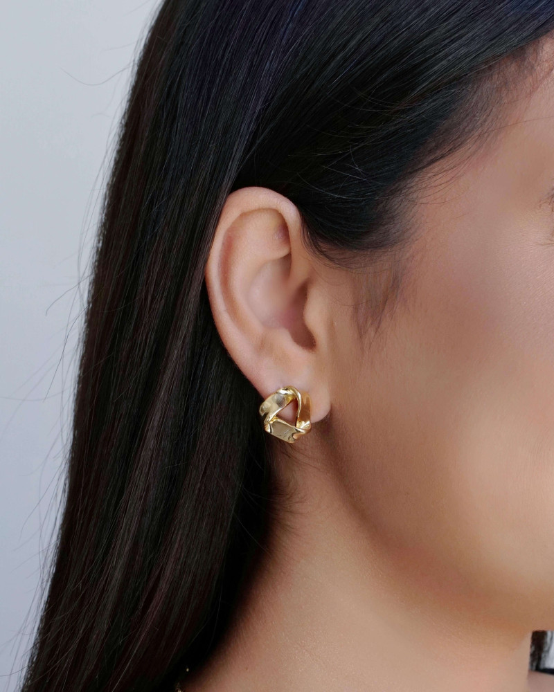 Brinco Entrelaçado Vazado Liso 1.5 cm Banhado a Ouro 18K