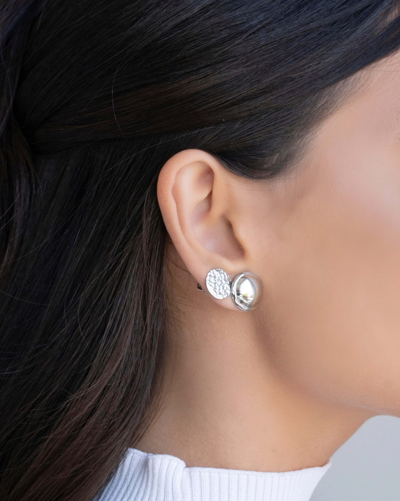 Brinco Redondo Liso com Detalhe Ródio Branco