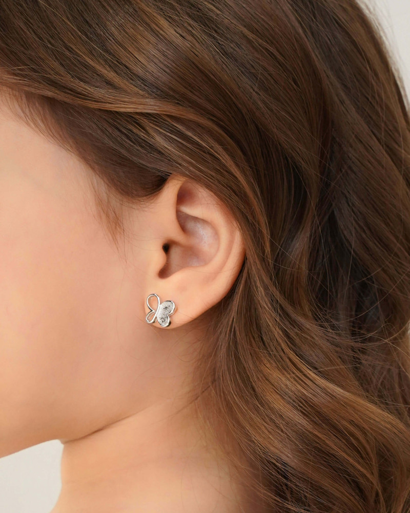 Brinco Infantil Borboleta Vazada Texturizada Ródio Branco