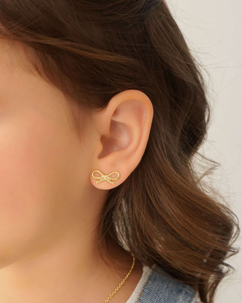 Brinco Infantil Laço Texturizado Banhado a Ouro 18K