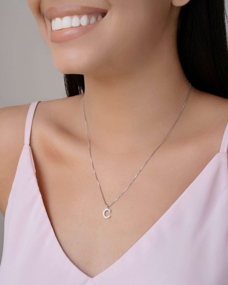 Gargantilha Veneziana Letra C Cravejada Cristal Ródio Branco - 45 cm