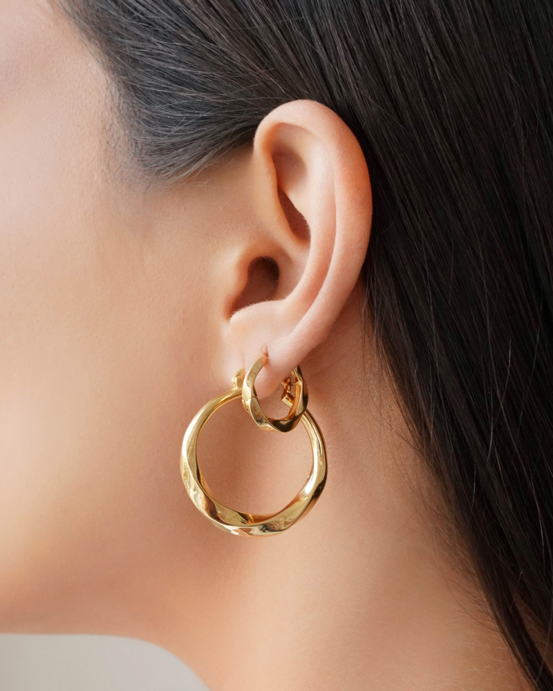 Brinco Argola Torcida Lisa Fecho Italiano 3.3 cm Banhado a Ouro 18K