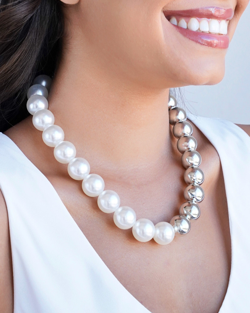 Gargantilha Bolas Lisas e Pérolas Ródio Branco - 40 cm