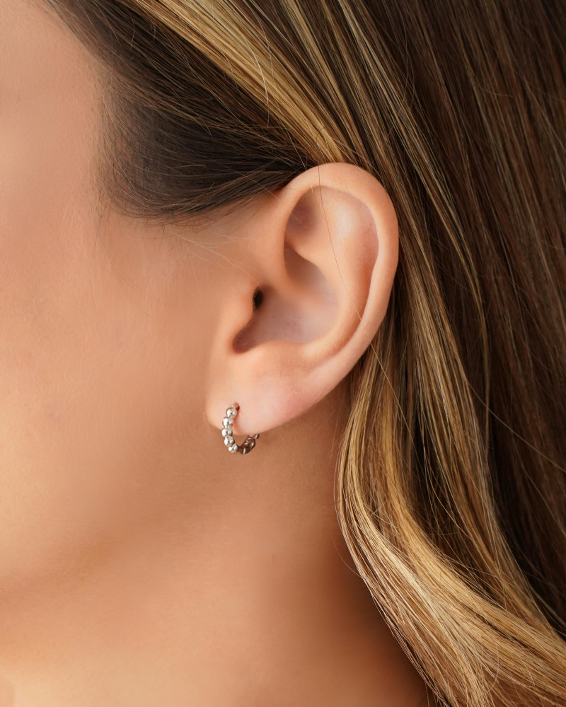 Brinco Argola Click Bolinhas 1.0 cm Ródio Branco