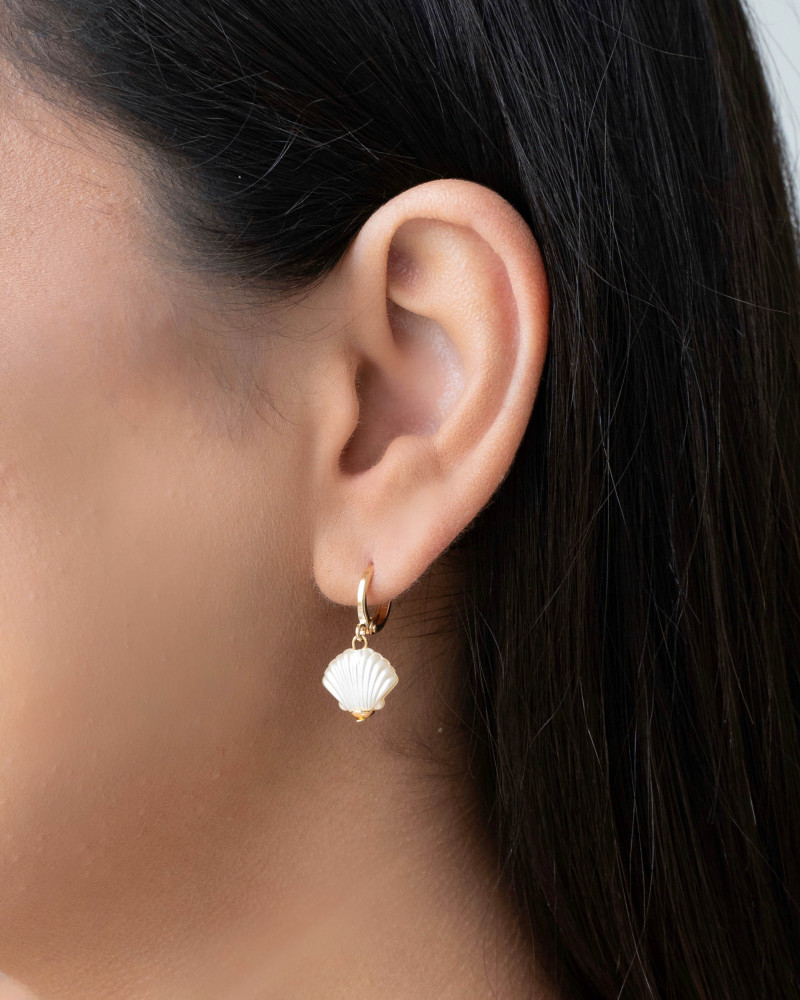 Brinco Argola Click Concha Pérola 2.6 cm Banhado a Ouro 18K