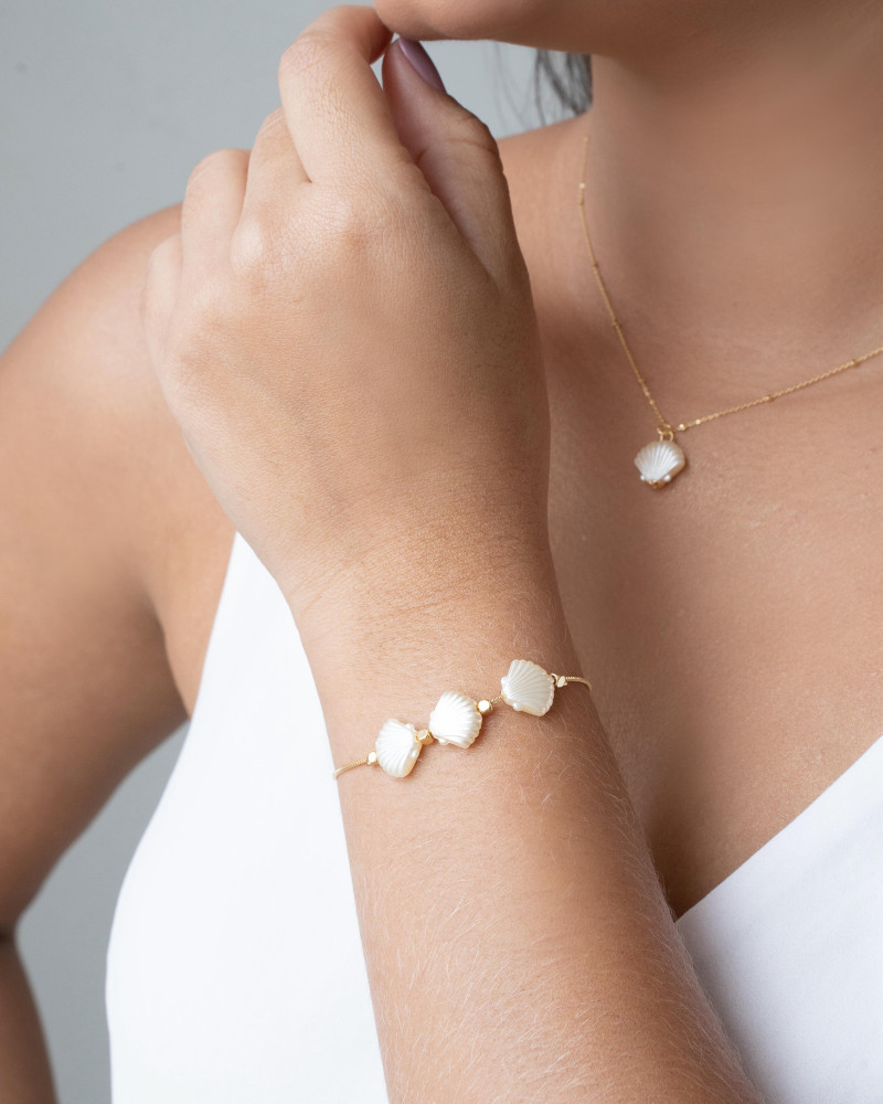 Pulseira Concha Pérola Fecho Gravata Banhado a Ouro 18K