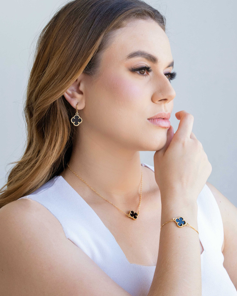 Pulseira Trevo Preto Fecho Gravata Banhado a Ouro 18K