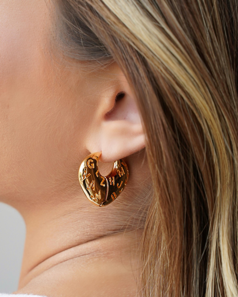 Brinco Argola Click Letras Detalhes Vazados 2.5 cm Banhado a Ouro 18K