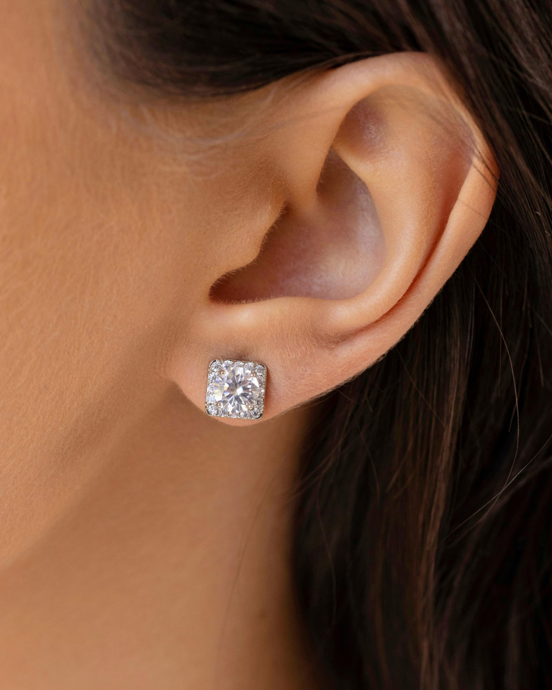 Brinco Quadrado Ponto de Luz Cravejado Cristal 8 mm Ródio Branco