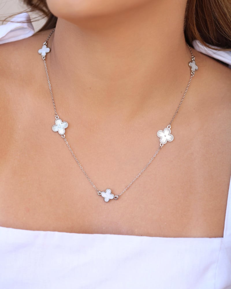 Gargantilha Elos Trevo Riscado e Madrepérola Ródio Branco - 50 cm