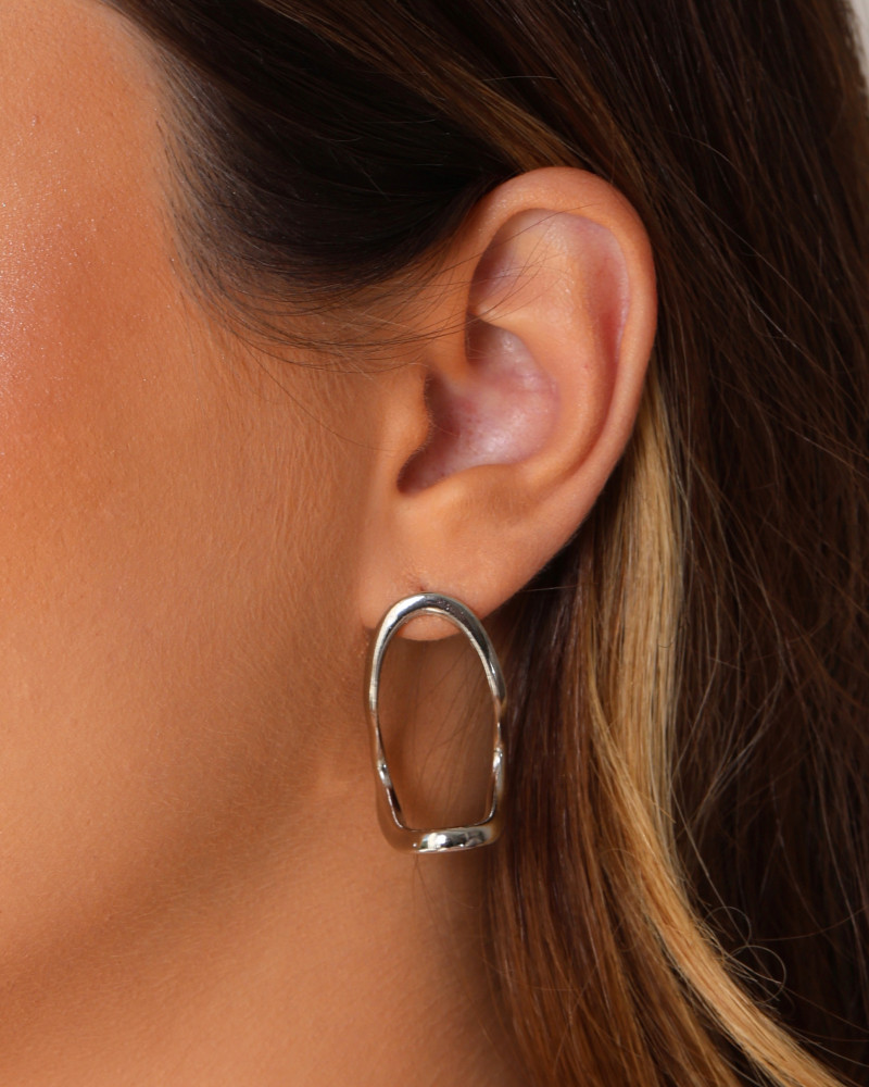 Brinco Orgânico Vazado Liso Ródio Branco