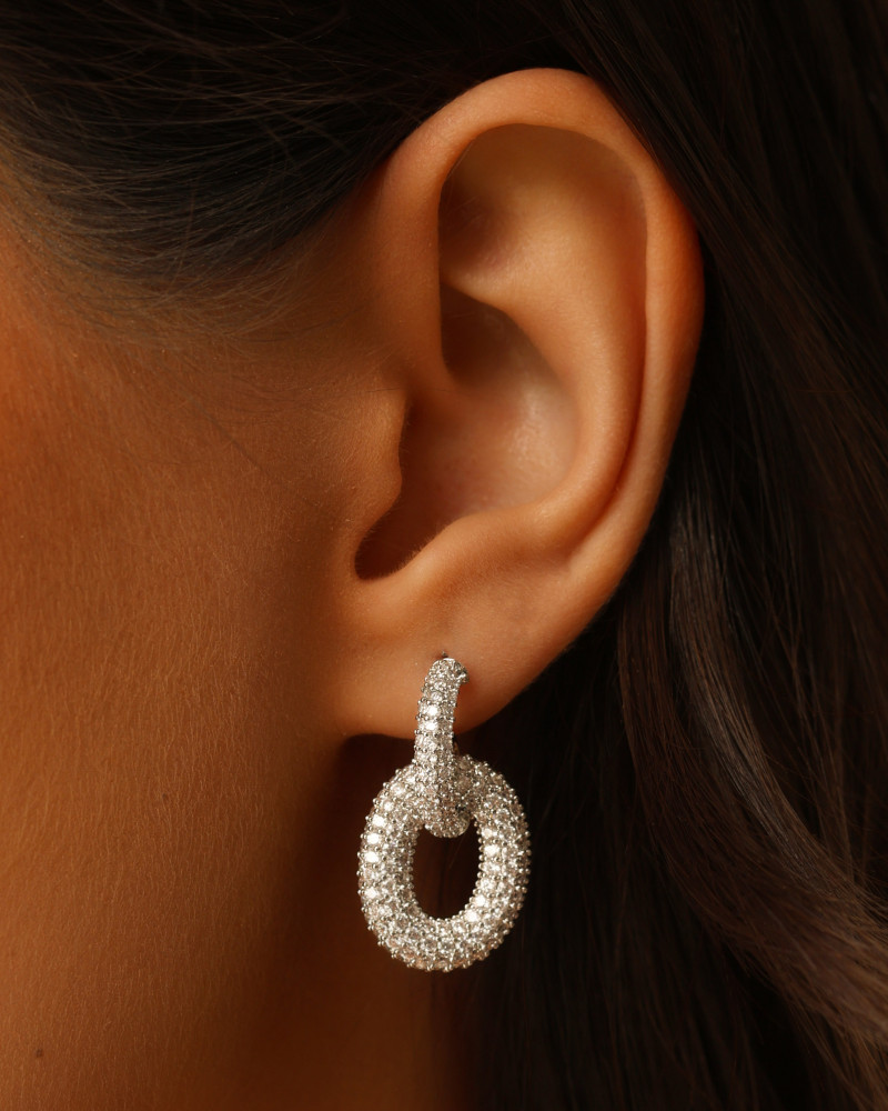 Brinco Palito Oval Cravejado Cristal Ródio Branco