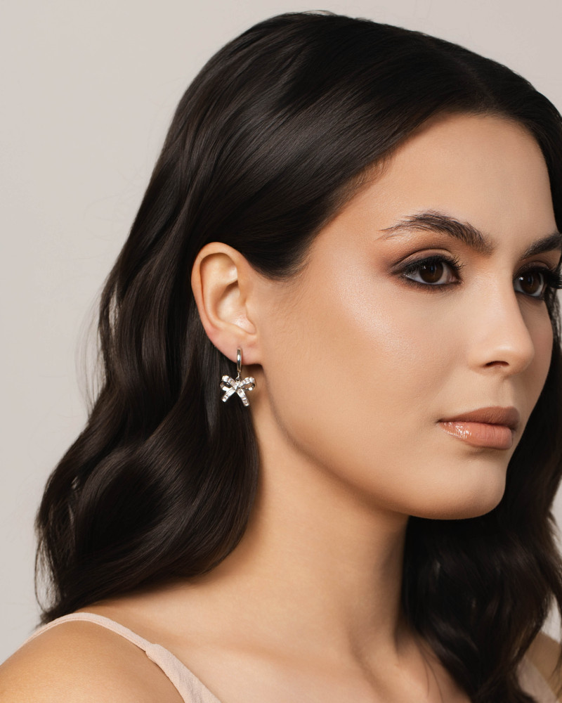 Brinco Argola Click Laço Baguetes Cristal 2.6 cm Ródio Branco