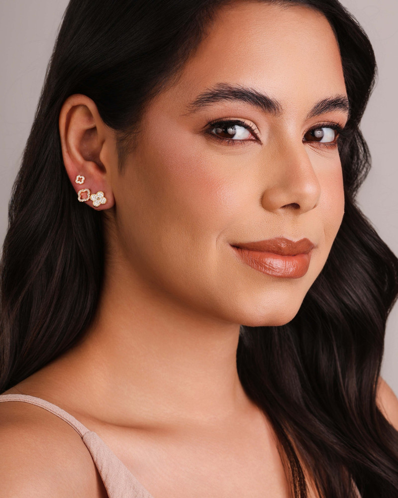 Brinco Flor Vazada Cravejada Cristal 6 mm Banhado a Ouro 18K