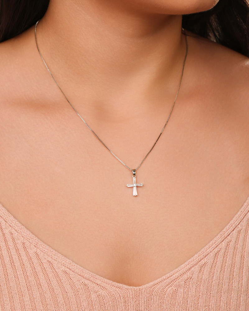 Gargantilha Veneziana Cruz Baguetes Cristal Ródio Branco - 45 cm