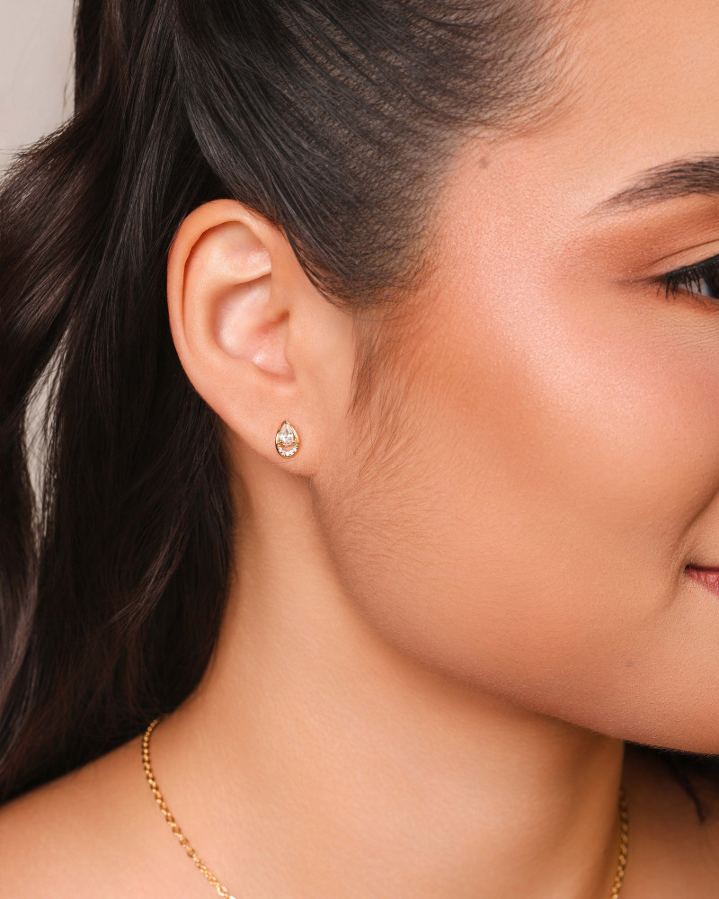 Brinco Gota Vazada Cravejada Cristal Banhado a Ouro 18K