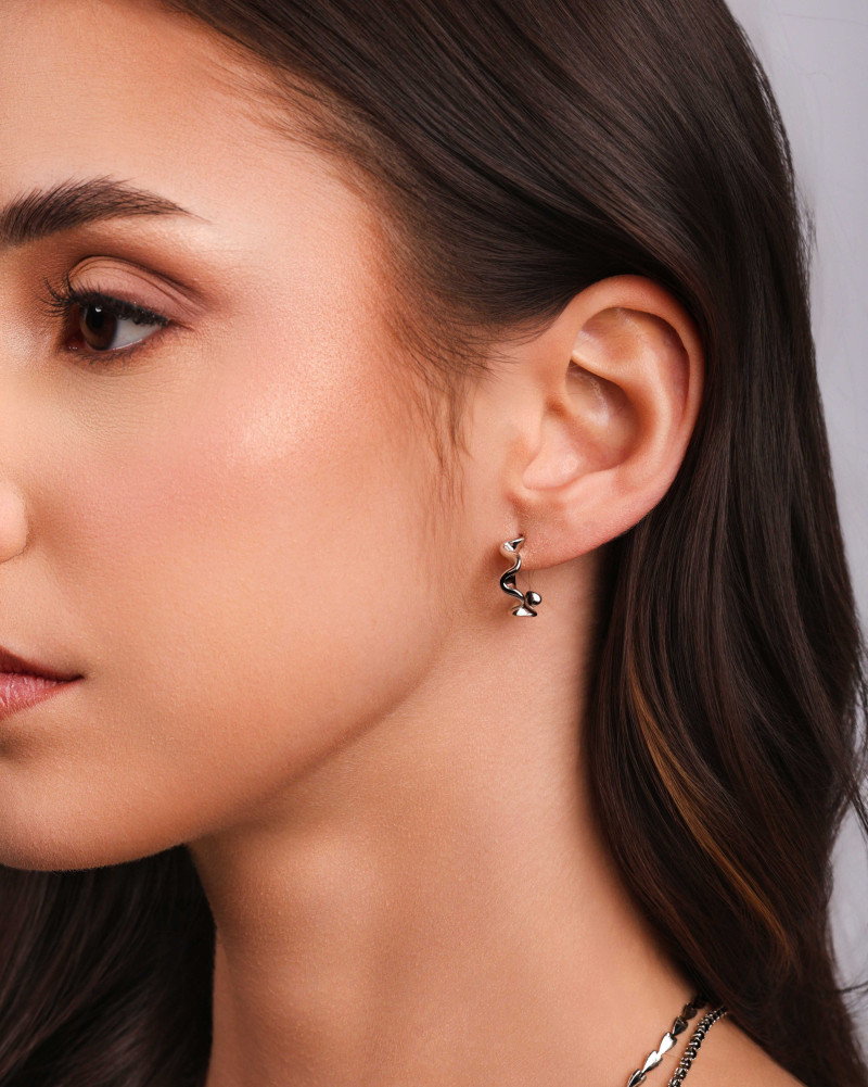 Brinco Meia Argola Ondas Lisas 1.6 cm Ródio Branco