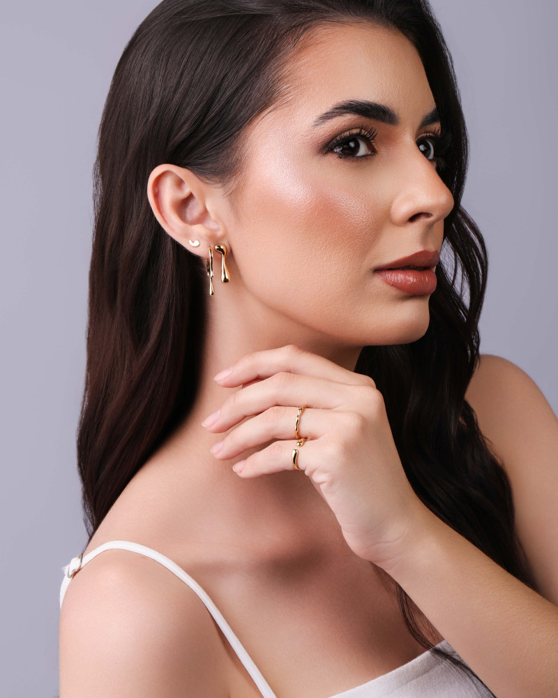 Brinco Argola Click Orgânica Derretida Cravejado Cristal 2.8 cm Banhado a Ouro 18K