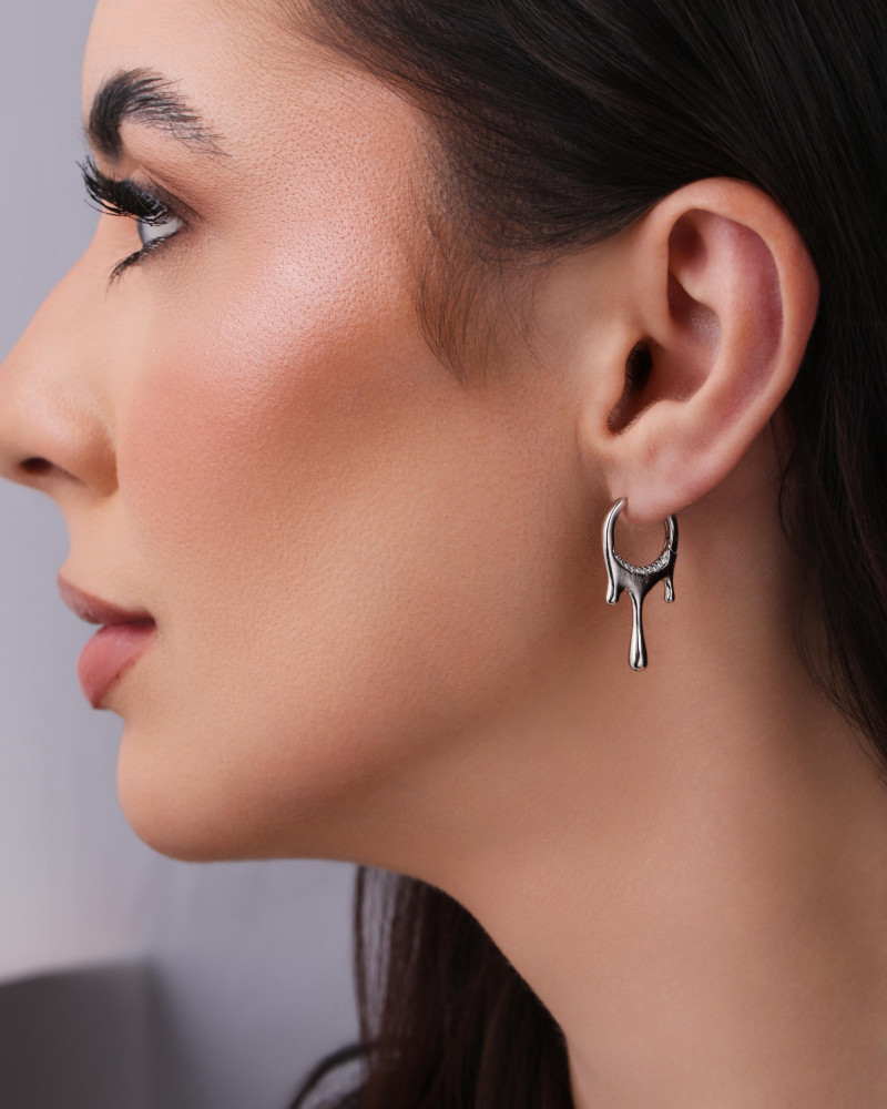 Brinco Argola Click Orgânica Derretida Cravejado Cristal 2.8 cm Ródio Branco