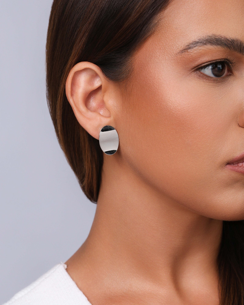 Brinco Oval Ondulado Liso Ródio Branco