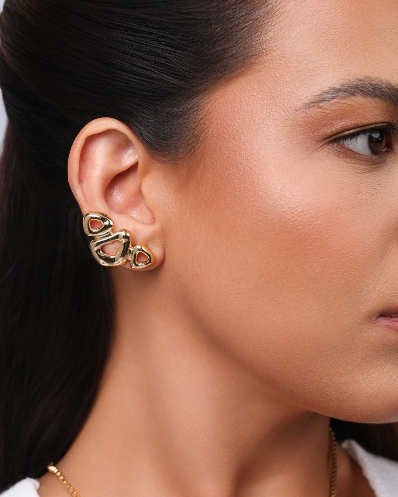 Ear Cuff Orgânico Vazado Liso Banhado a Ouro 18K