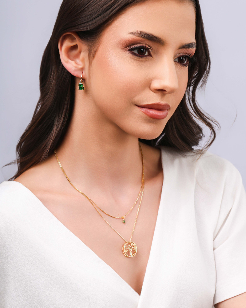 Gargantilha Dupla Árvore da Vida e Ponto de Luz Esmeralda Banhado a Ouro 18K